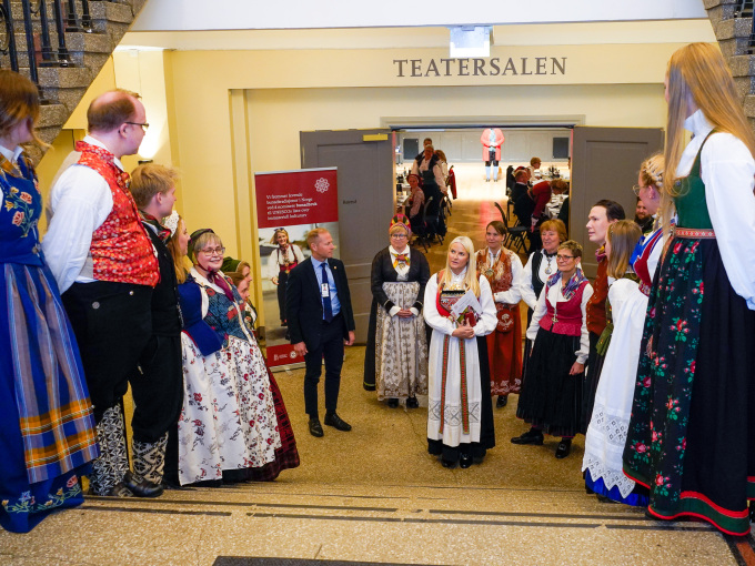 Kronprinsessa i samtale med Leikarringen BUL Oslo, som underheldt med song, dans og felespel under festarrangementet. Foto: Terje Pedersen / NTB